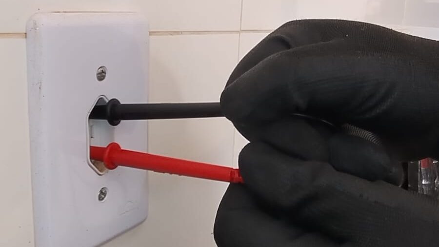 Pinta de prova inserido na tomada