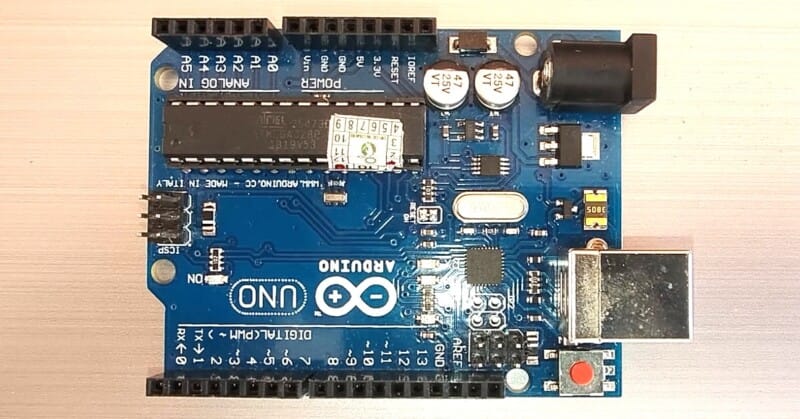 Placa Arduino Uno utilizada para fazer um LED piscar